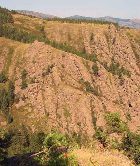 Одно из "разрезающих" поперечных ущелий восточного склона Крыктов, севернее горы Кусимовка