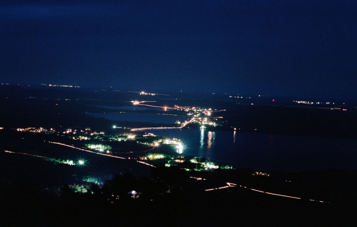 Ночные огни... Озеро Банное с вершины Яманкая - скалы Замок