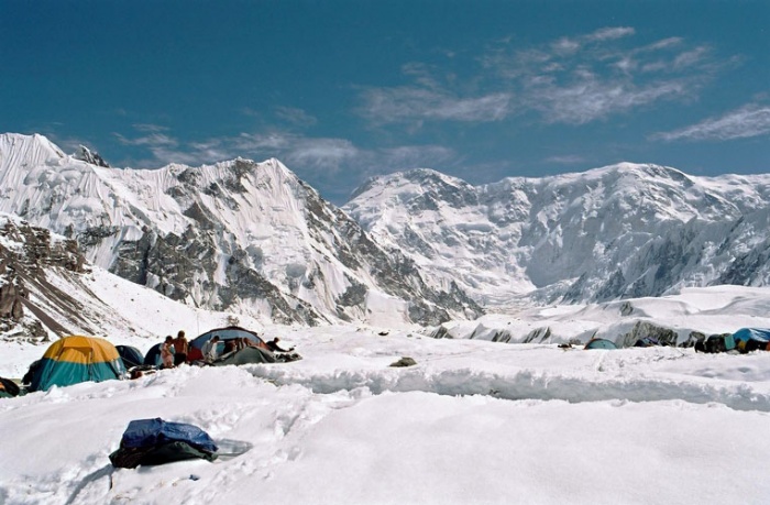 Вид из базового лагеря на пик Победы (7439м).