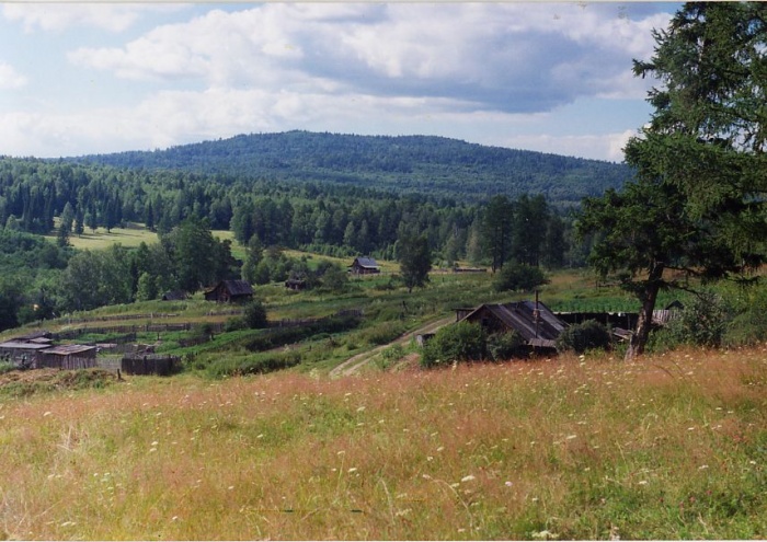 Вид на деревню с холма