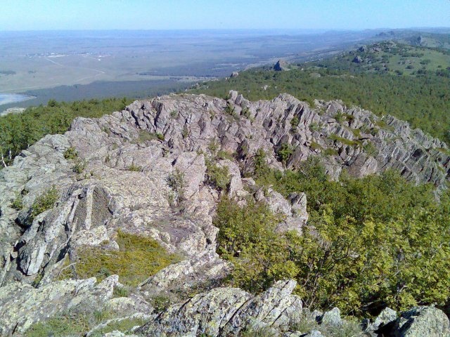Мощные скалы западнее высоты 987,9