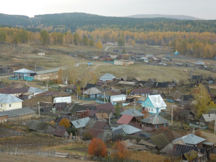 Вид на деревню с холма, на котором стоит часовня