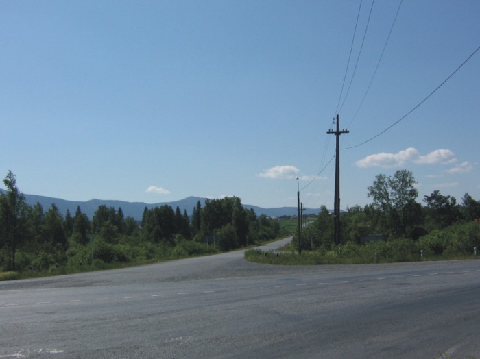 Вид с трассы М5 на деревню Катавка и хребет Сукан.