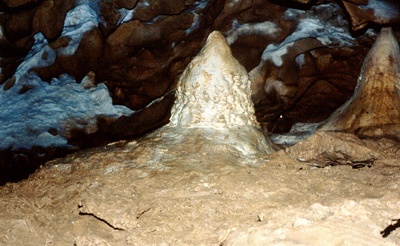 Сталагмит в одной из мелких пещер Мурадымовского ущелья