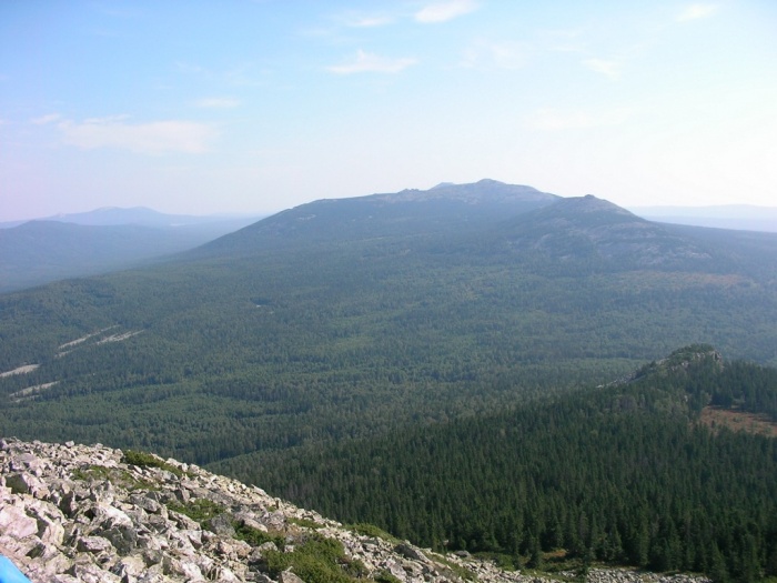 Вид на  Нургуш-2 (1350м) с склона Нургуш-3 (1247м)