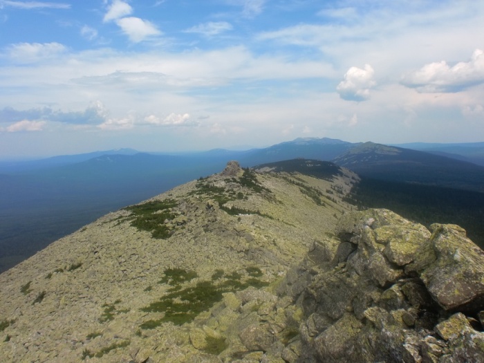 Вид на север каскада Нургуш-4 (1197м-1267м-1196м) и хребет Нургуш