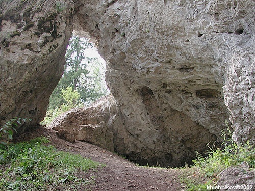 рядом с входом в пещеру