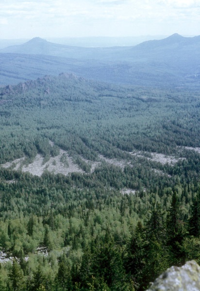 Вид с вершины Маярдак (1225 м) главной точки хр. Аурсяк в сторону Белорецка