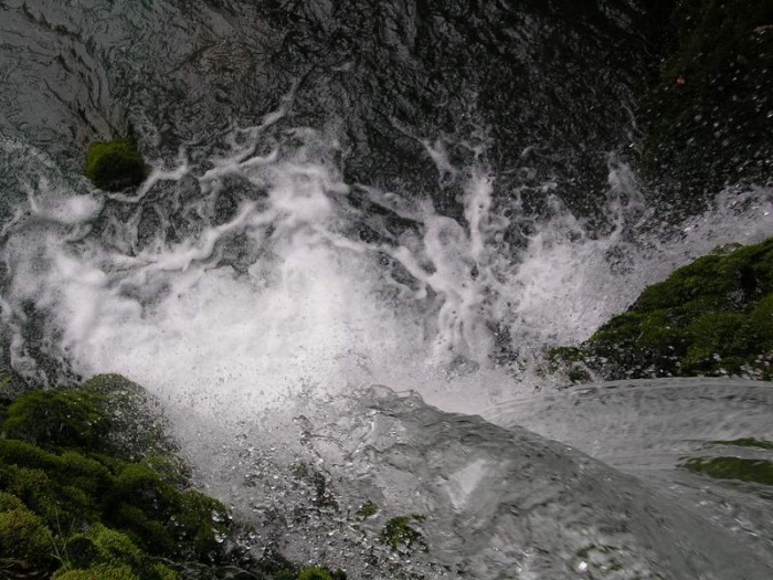 Бурные воды водопада