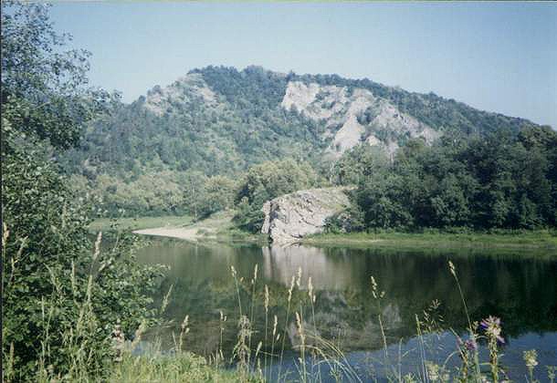 Речка и гора