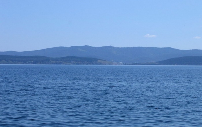 Вид с озера на поселок Тургояк