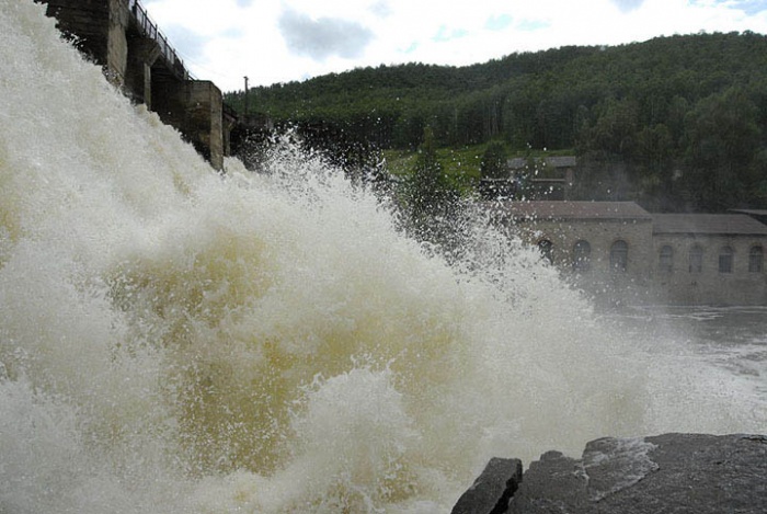 Водопад с плотины