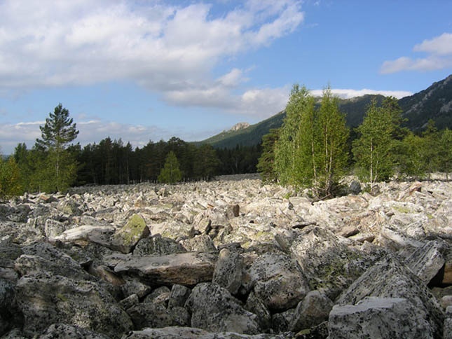 На берегах каменной речки.