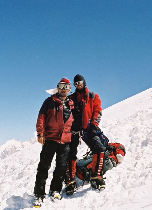 Встреча на 5800. Справа польский альпинист – Марсин Хенниг.