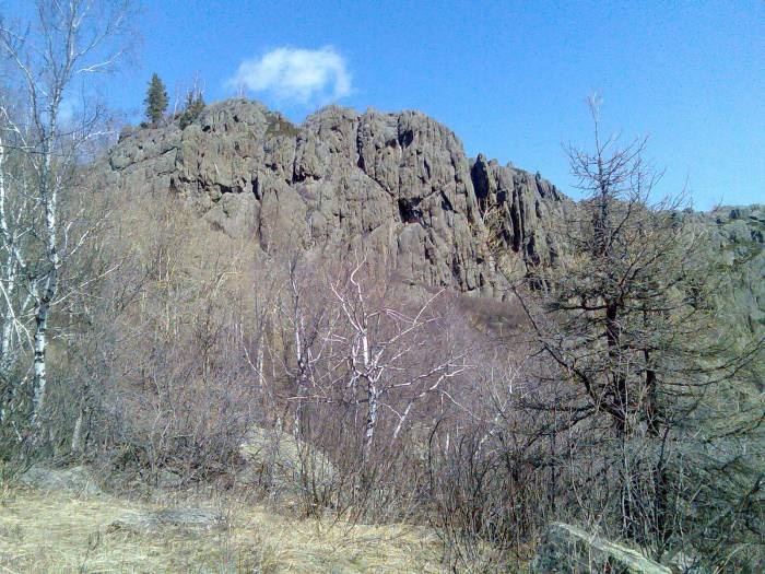Огромные скалы рядом с водопадом.