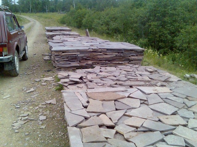 Заготовки плиточного камня в деревне Аисово