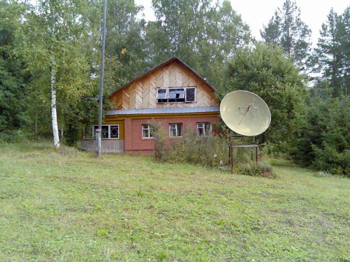 Дом со спутниковой антенной