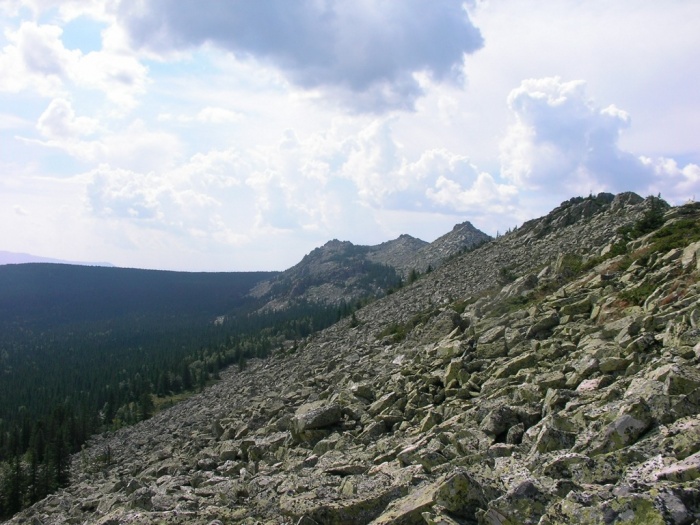 Вид каскада Нургуш-4 (1197м-1267м-1196м) на юг вдоль склона