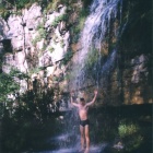 Душ под одним из каскадов водопада Куперля